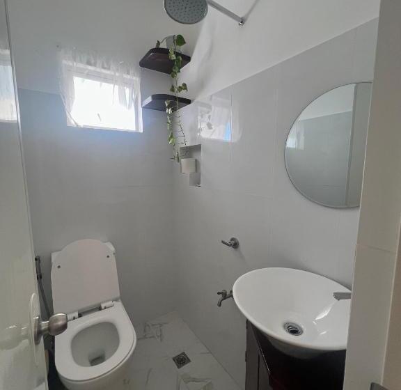 اتاق استاندارد سه تخته با چشم‌انداز باغ, Rich Vania Suites