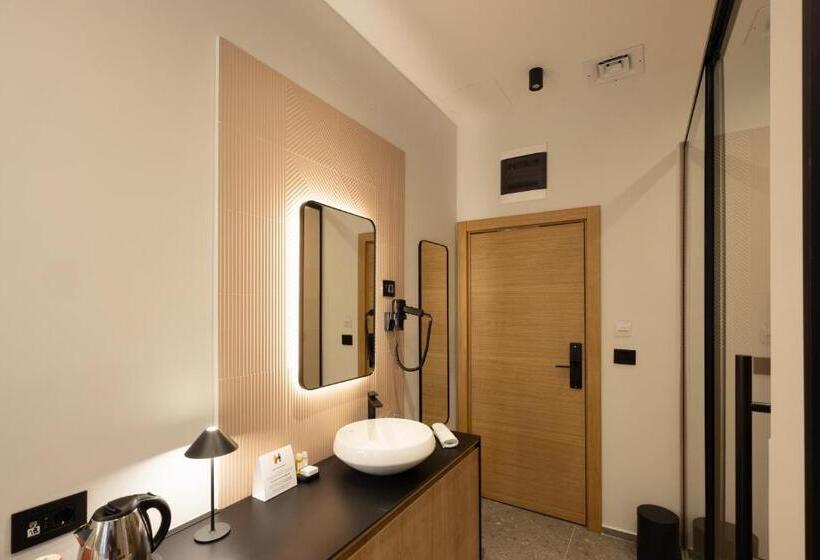 اتاق لوکس یک تخته, Hop Inn Rooms & Suites