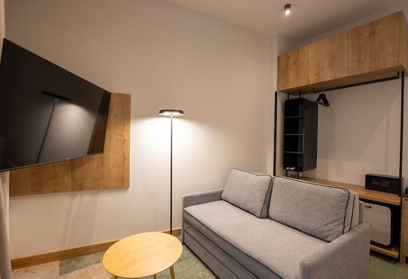 سوییت جونیور, Hop Inn Rooms & Suites