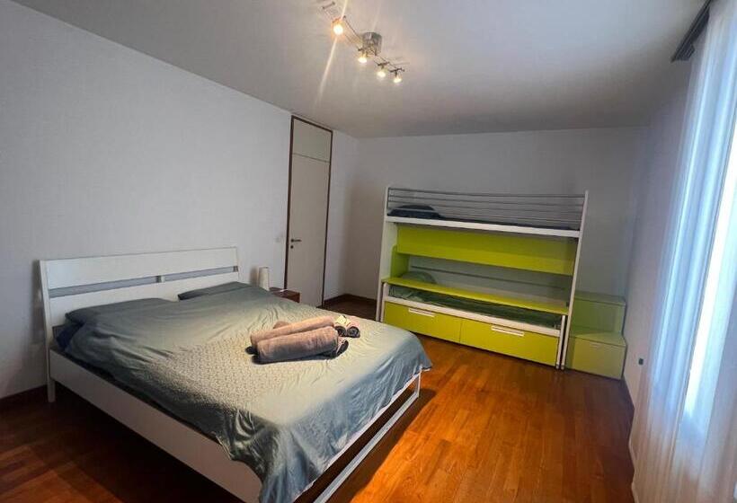 Четырехместный номер эконом класса с общей ванной комнатой, Yellow House Guest House