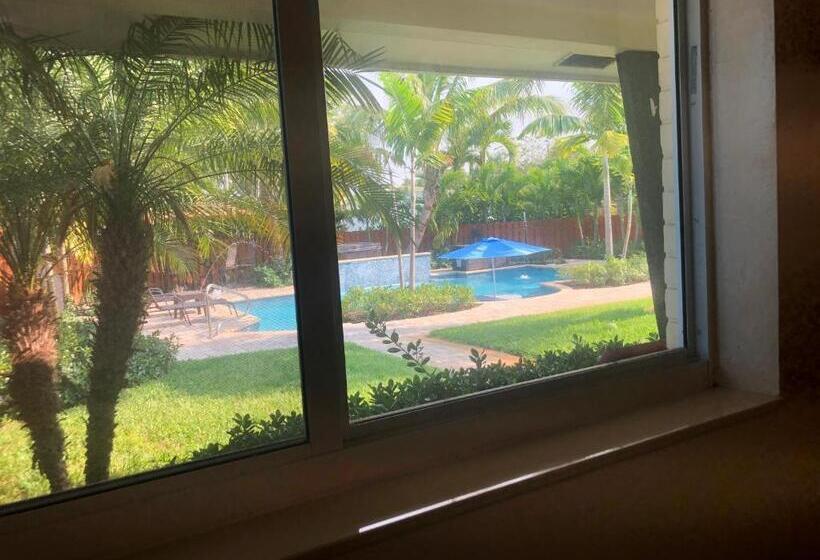 スタンダードルーム, Billy S Resort Clothing Optional  Men Only   Solo Hombres