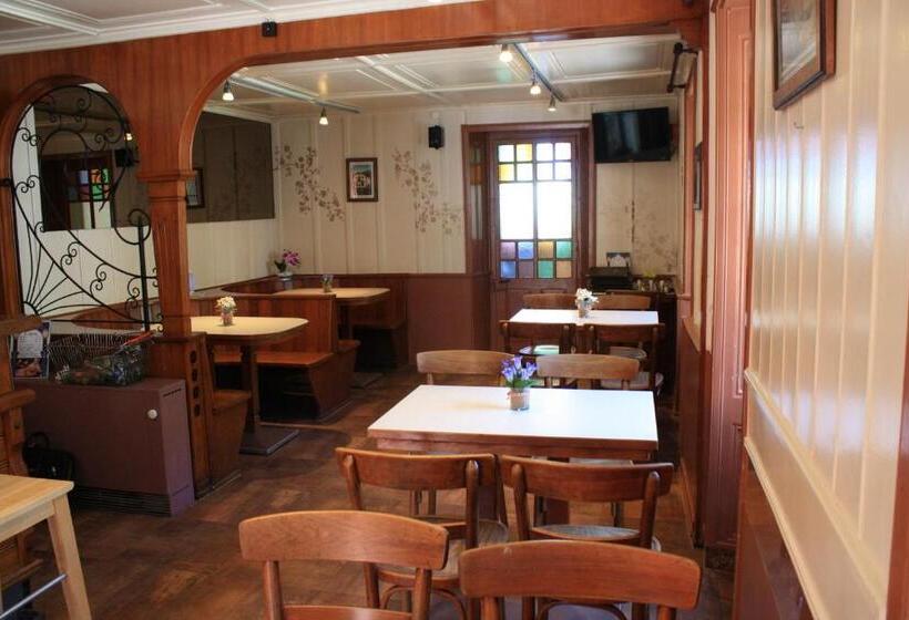 Номер Стандарт с Балконом, La Petite Auberge