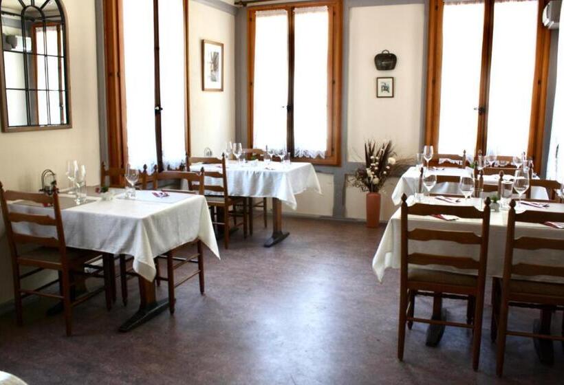 Номер Стандарт Совместная Ванная, La Petite Auberge