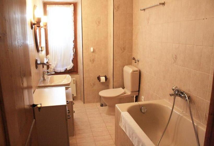 Номер Стандарт Совместная Ванная, La Petite Auberge