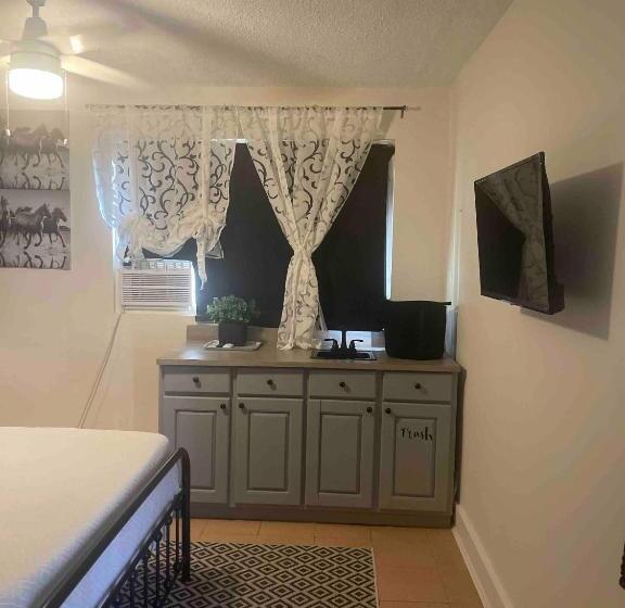اتاق استاندارد, Room In Apartment   Pr Pvt Rm 5 Qn Bed Gated Comm Easy Parking