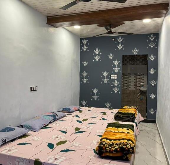 غرفة قياسية رباعية, Shri Gamya Guest House