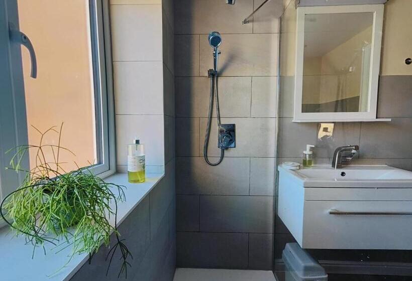Deluxerum King Size Säng, Adel S House