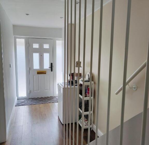 Standard Enkelrum, Adel S House