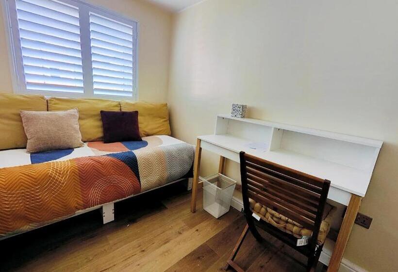 Standard Enkelrum, Adel S House