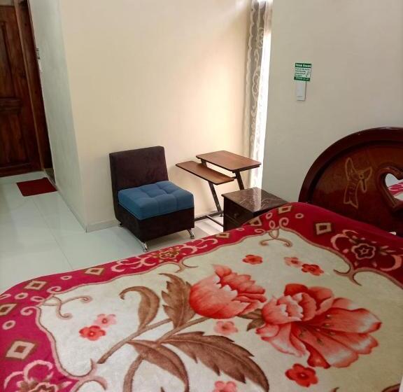 غرفة قياسية ثلاثية, Hostal Atlantis