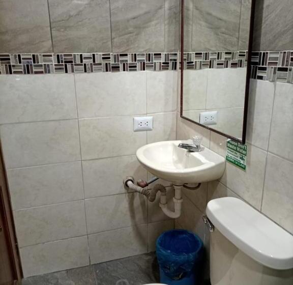 标准三人间, Hostal Atlantis