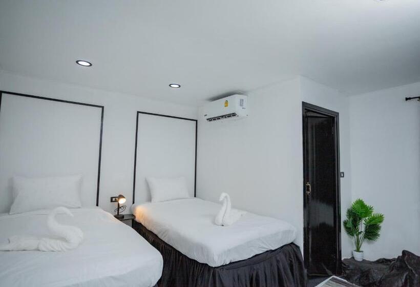 اتاق استاندارد با بالکن, The Bright House, Koh Phi Phi