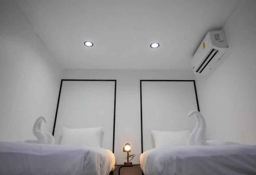 اتاق استاندارد با بالکن, The Bright House, Koh Phi Phi