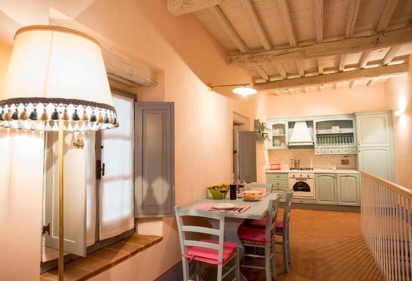 Апартаменты 1 Спальня, Farmhouse With Swimming Pool Surrounded By Greenery Just 20 Minutes From Arezzo