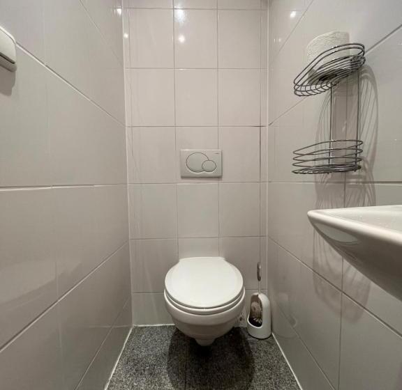 اتاق استاندارد با سرویس بهداشتی مشترک, Budget Rooms Just For Sleeping   Digital Access