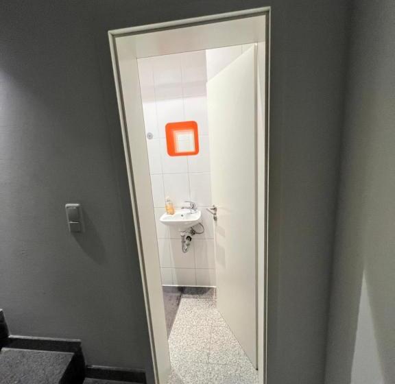 اتاق استاندارد یک تخته با سرویس بهداشتی مشترک, Budget Rooms Just For Sleeping   Digital Access