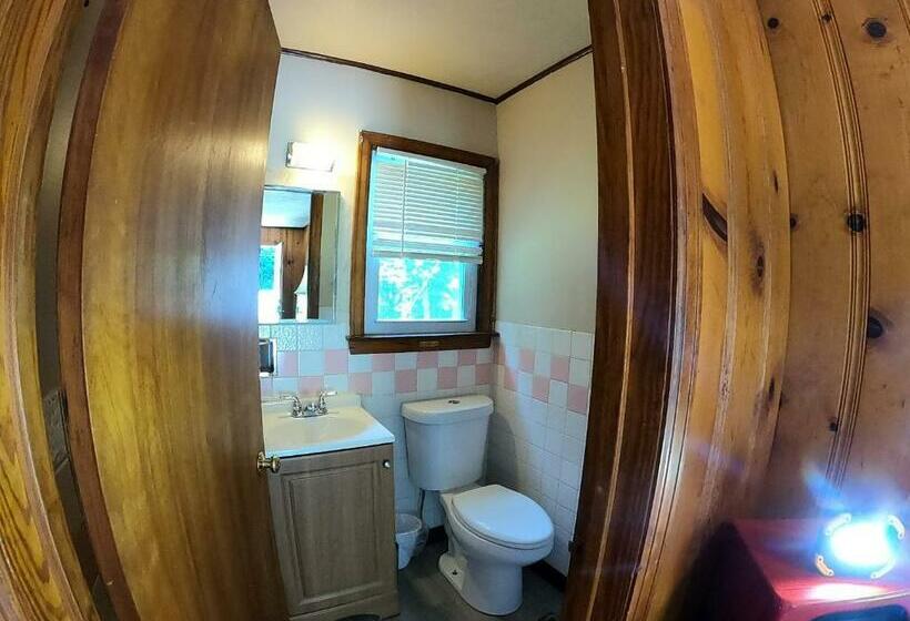 Deluxe Rum, Heart Of The Berkshires Motel