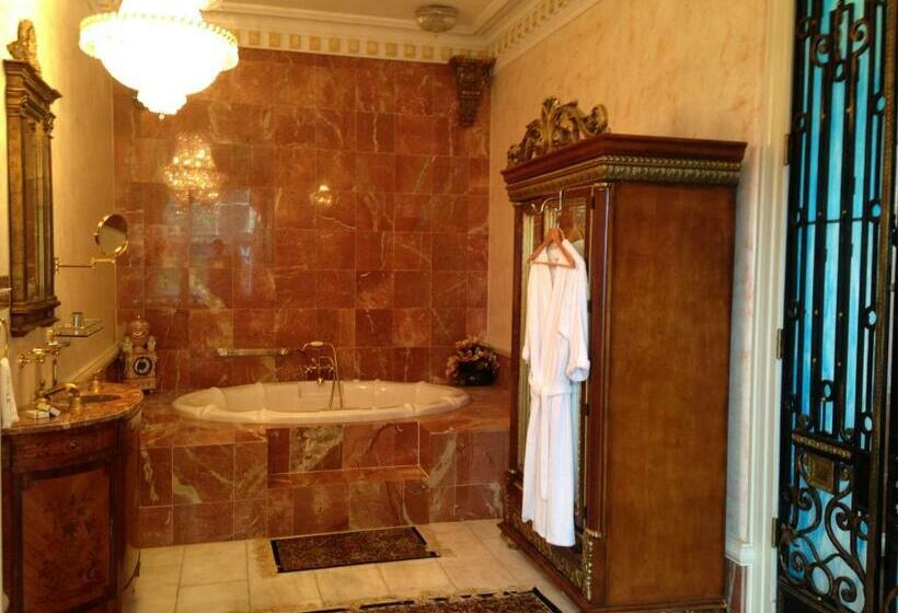 Люкс, Dansereau House