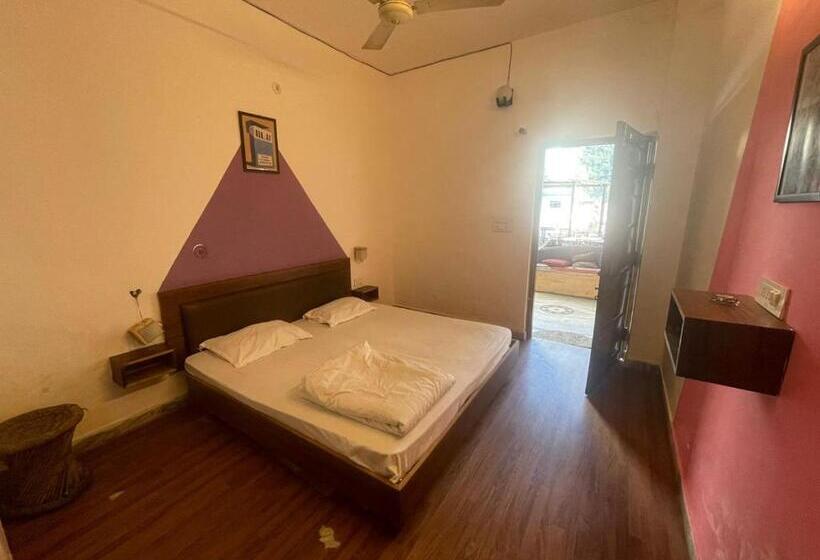 经济房, Unplan Hostel