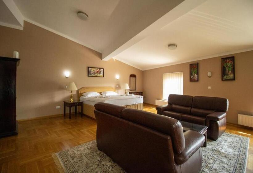 اتاق خانوادگی با سرویس بهداشتی مشترک, Home Story Sarajevo, Vogošća