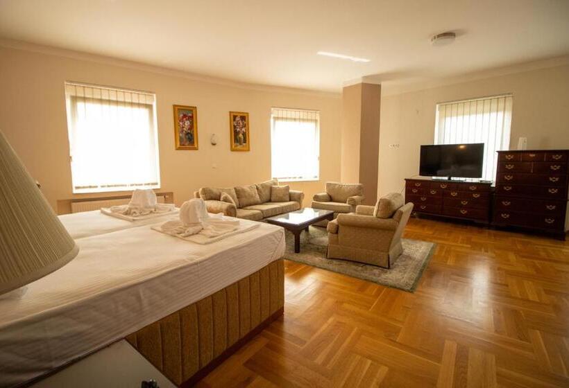 اتاق خانوادگی با سرویس بهداشتی مشترک, Home Story Sarajevo, Vogošća