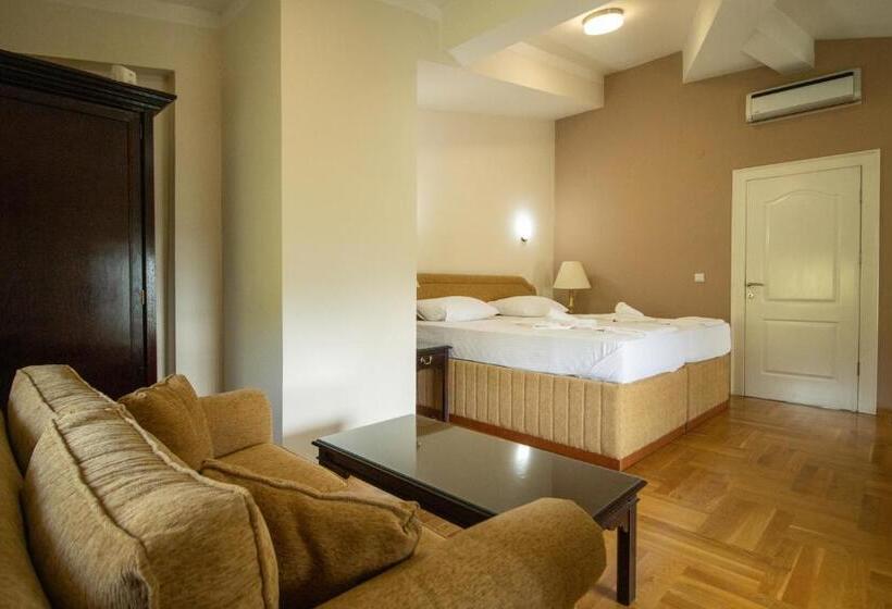 اتاق خانوادگی با سرویس بهداشتی مشترک, Home Story Sarajevo, Vogošća