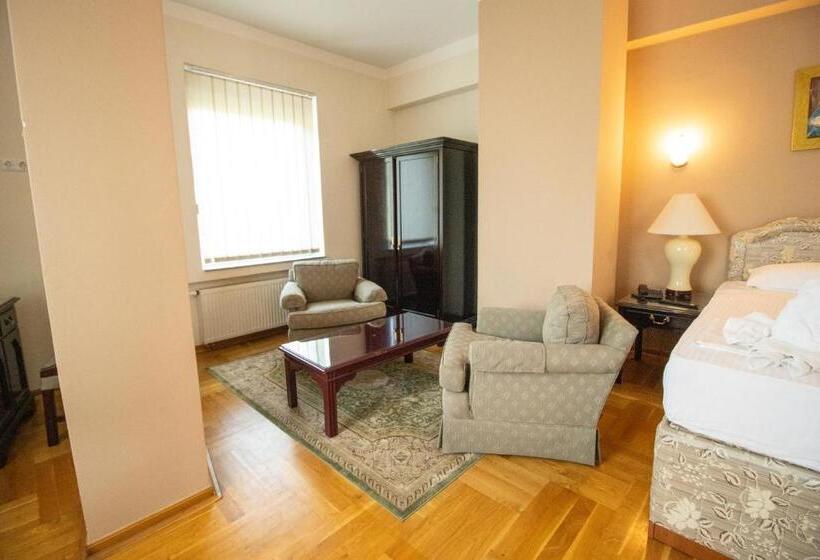 اتاق خانوادگی با سرویس بهداشتی مشترک, Home Story Sarajevo, Vogošća
