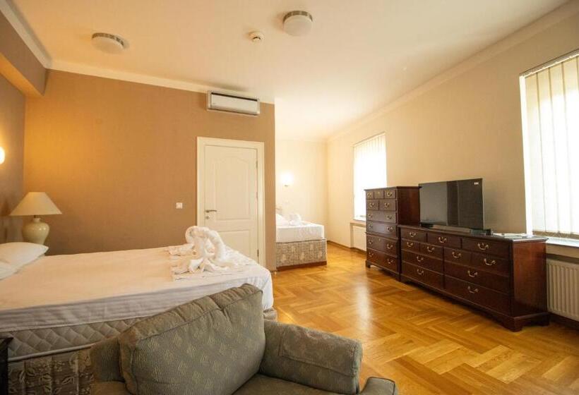 اتاق خانوادگی با سرویس بهداشتی مشترک, Home Story Sarajevo, Vogošća