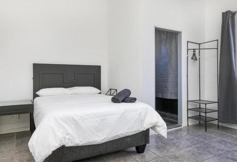 Номер Стандарт, Inn & Out Express Sea Point