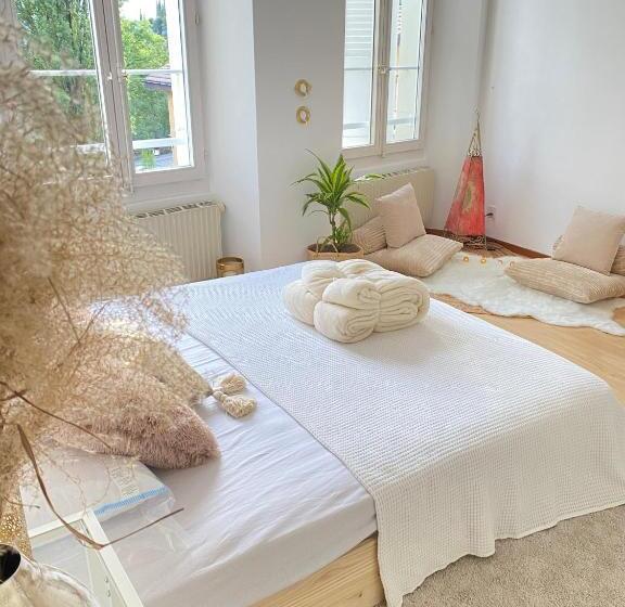 اتاق استاندارد, Room Next Montreux