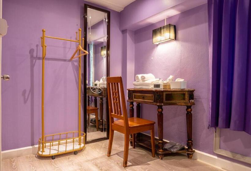 اتاق لوکس, The White Rabbit Hostel