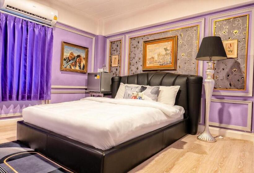 اتاق لوکس, The White Rabbit Hostel