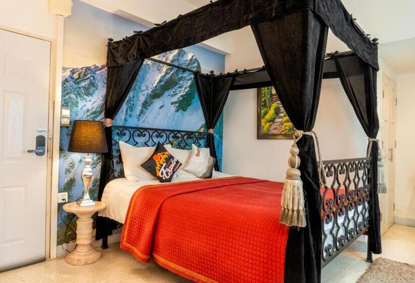 اتاق لوکس, The White Rabbit Hostel