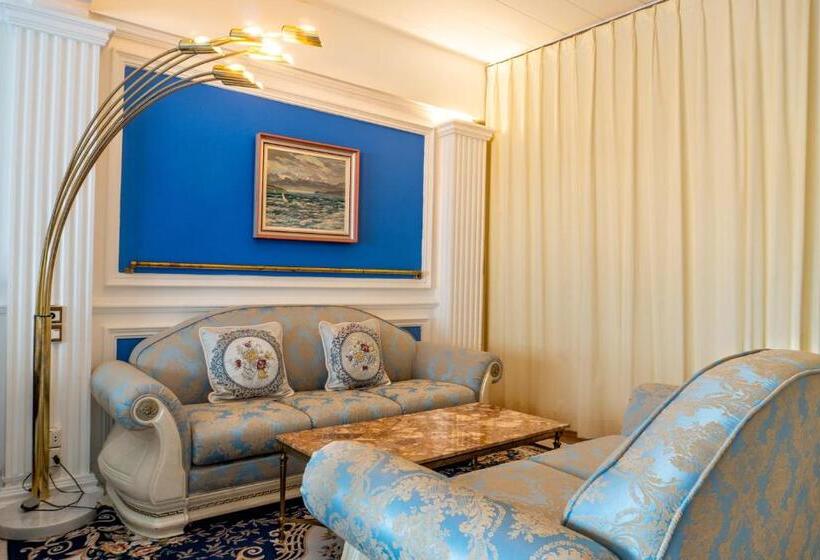 سوییت, The White Rabbit Hostel