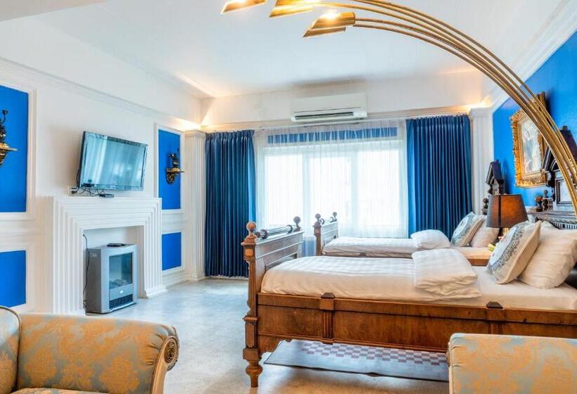 سوییت, The White Rabbit Hostel