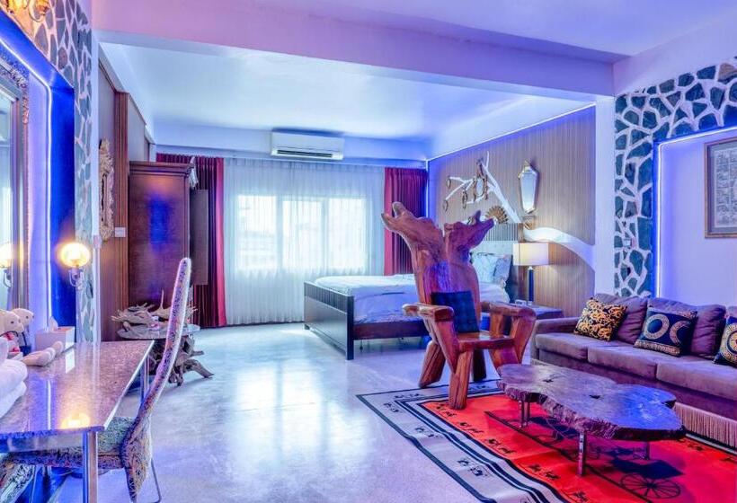 سوییت, The White Rabbit Hostel