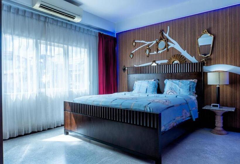 سوییت, The White Rabbit Hostel