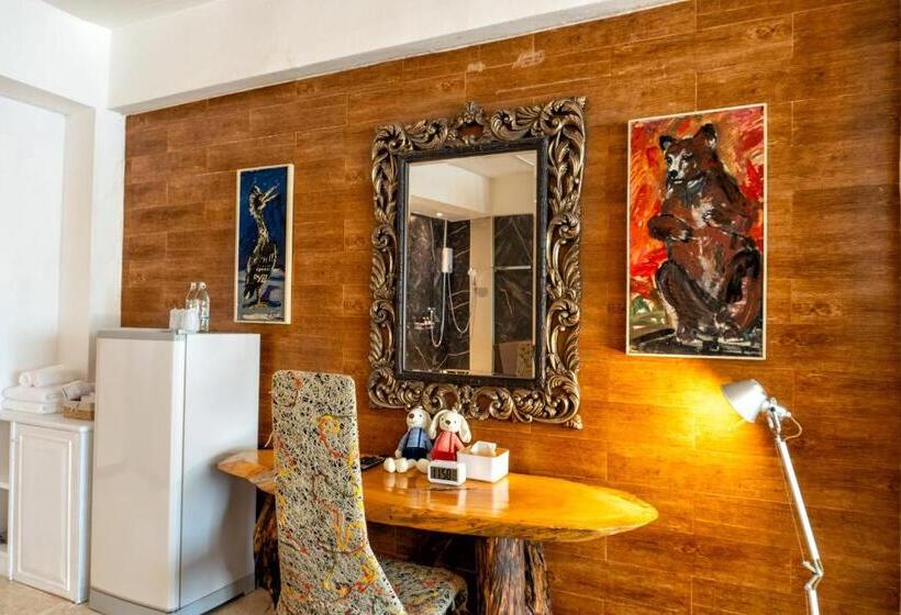 سوئیت با وان آب گرم, The White Rabbit Hostel
