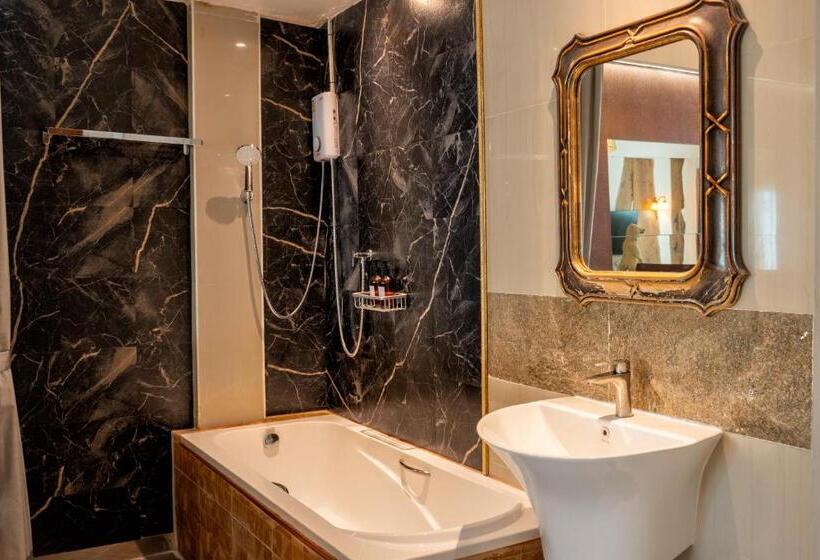 سوئیت با وان آب گرم, The White Rabbit Hostel