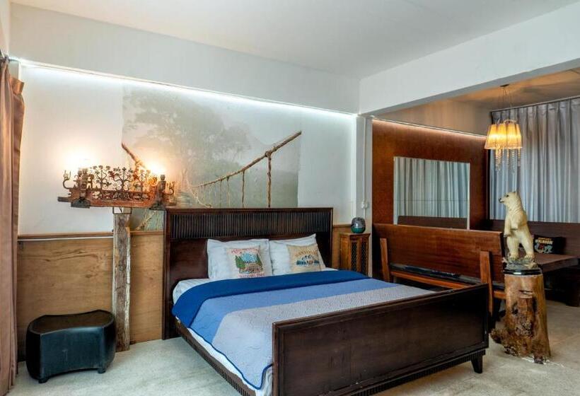 سوئیت با وان آب گرم, The White Rabbit Hostel
