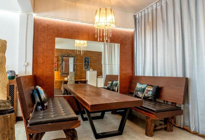سوئیت با وان آب گرم, The White Rabbit Hostel