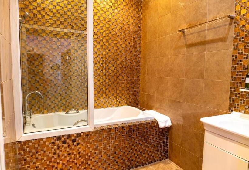 استودیوی استاندارد, The White Rabbit Hostel