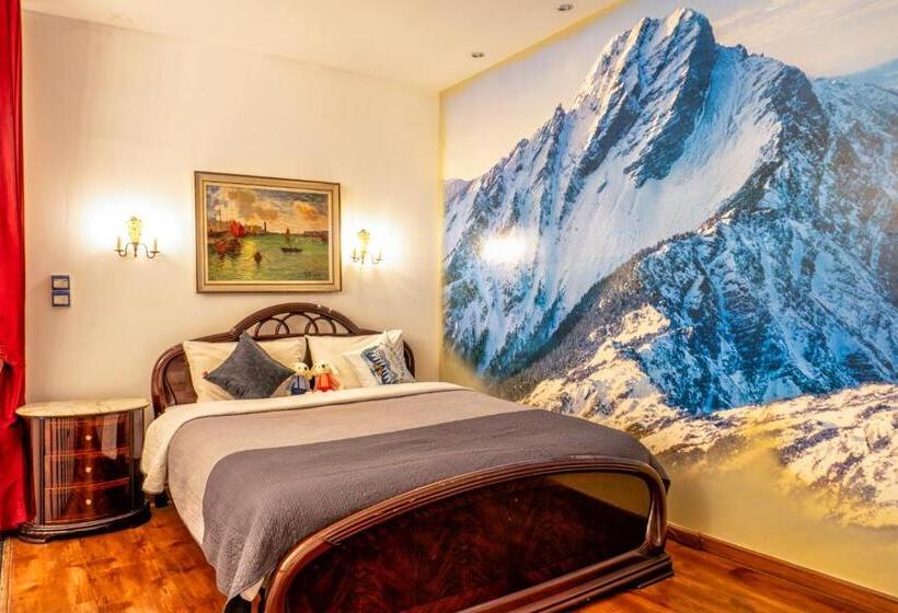 استودیوی استاندارد, The White Rabbit Hostel