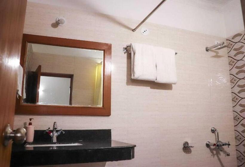 اتاق کلاسیک سه تخته, Collection O 81374 Priyanka Resort