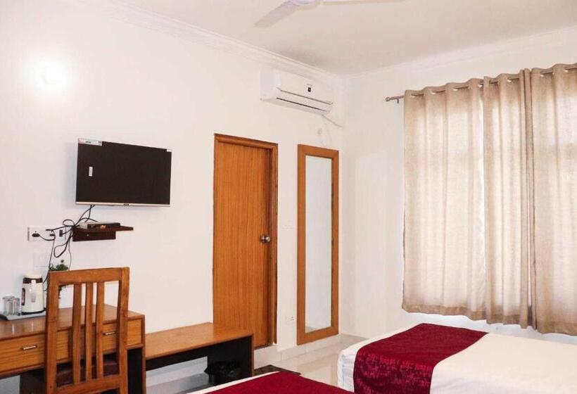 اتاق کلاسیک سه تخته, Collection O 81374 Priyanka Resort