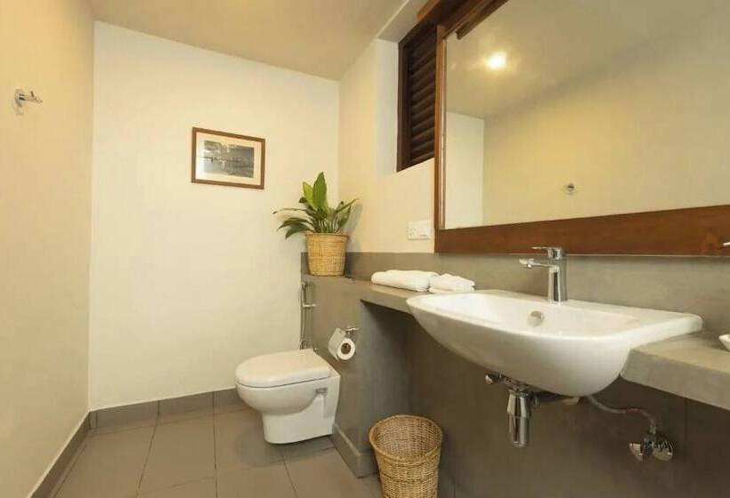 Deluxe room with river view, Edgar Mansion Kandy