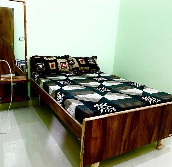 Трехместный Номер Классика, Oyo Hotel Krishna Place