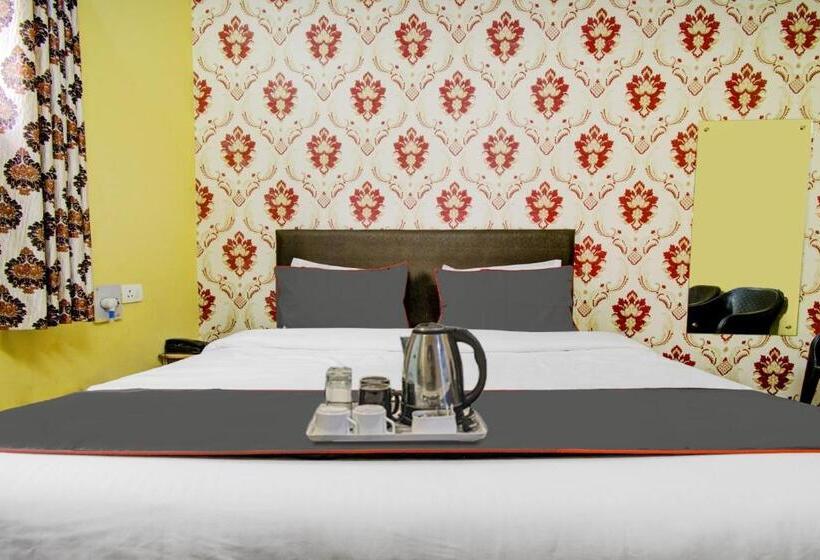 اتاق کلاسیک سه تخته, Oyo Flagship Hotel J.n.d