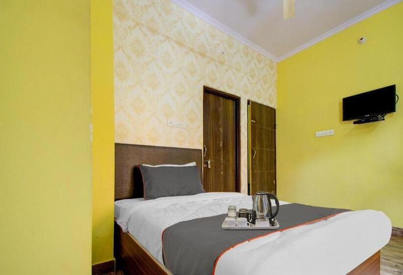 اتاق کلاسیک سه تخته, Oyo Flagship Hotel J.n.d