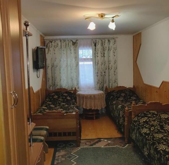 اتاق ساده سه‌ نفره, зима літо